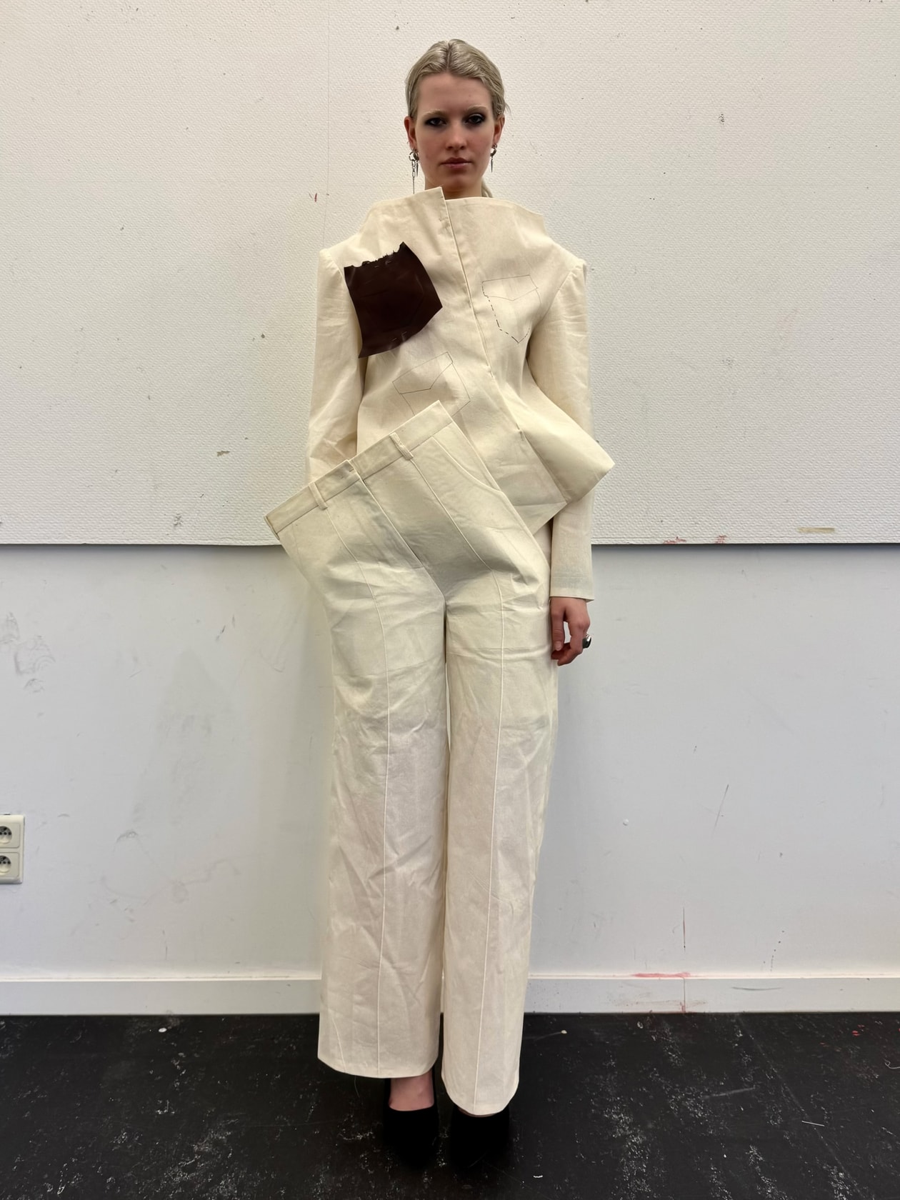 如果《后室》开始做衣服，它可能会找 Yichun Liu