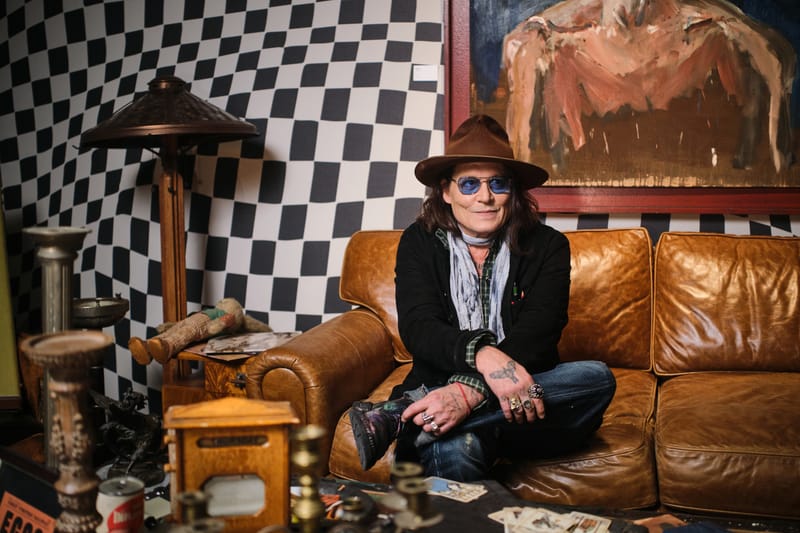 Johnny Depp 以艺术家身份现身上海艺仓美术馆