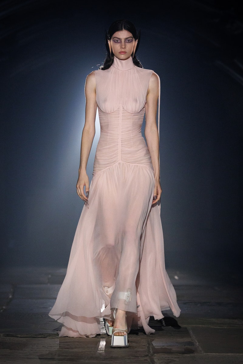 MCQUEEN 2027 春夏系列亮相伦敦时装周