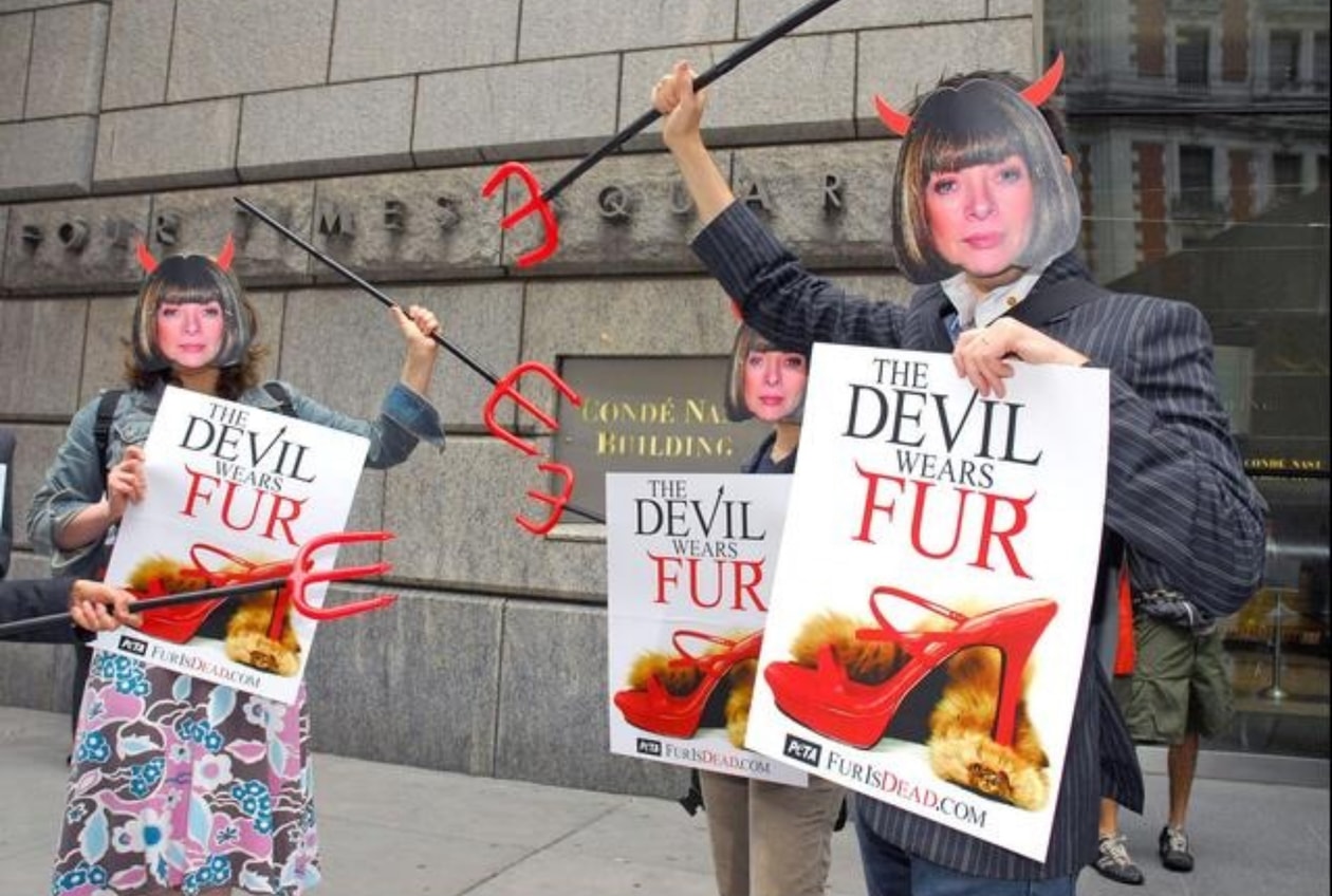 去时装周抗议的人，都「穿」什么？
