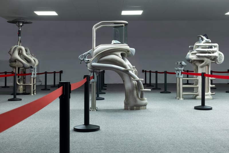Anna Uddenberg 於最新展覽《White Noise》探討企業控制與身體文化