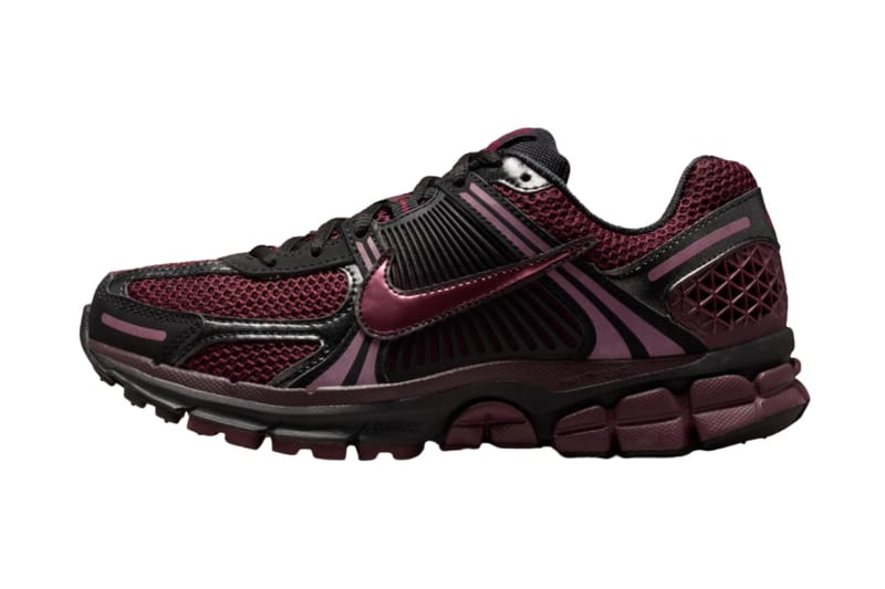 Nike Zoom Vomero 5 droppt im "Black/Burgundy Crush"-Look