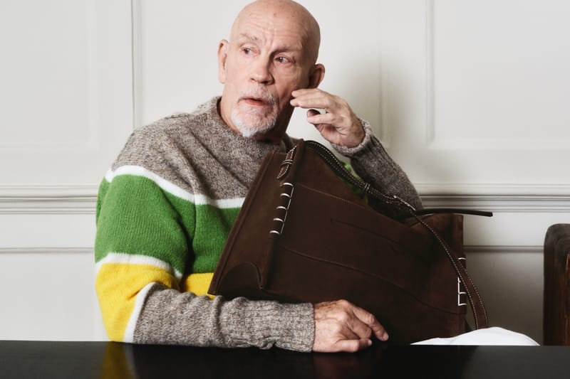 John Malkovich ist das Gesicht der neuesten Loafer‑Bag‑Kampagne von JW Anderson