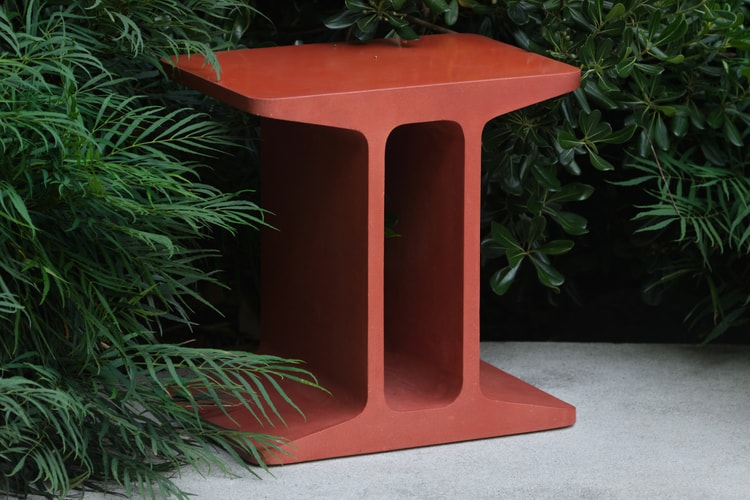 Tom Robinsons Intra Side Table: Industrielle Robustheit trifft Alltagstauglichkeit