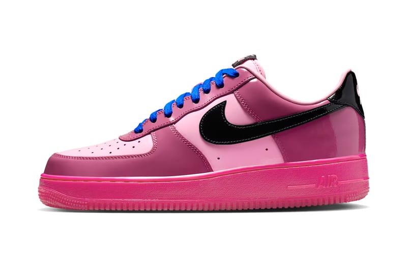 Nike verpasst dem Air Force 1 Low „Pink Cooler/Mulberry Rose“ Lackleder und blaue Laces