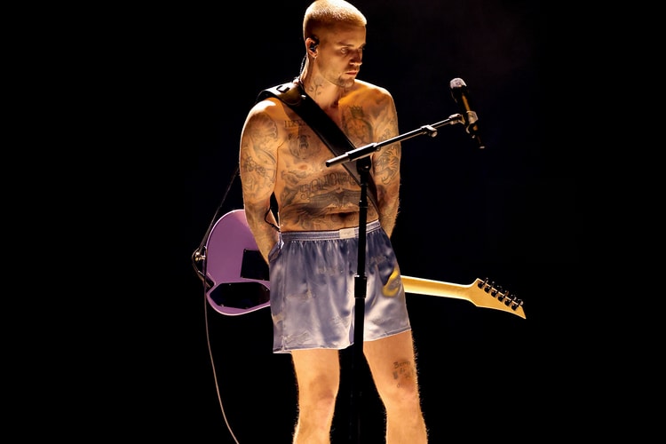 Fit Check: Justin Bieber zieht sich von Balenciaga bis auf seine SKYLRK-Boxershorts für die Grammys 2026 aus