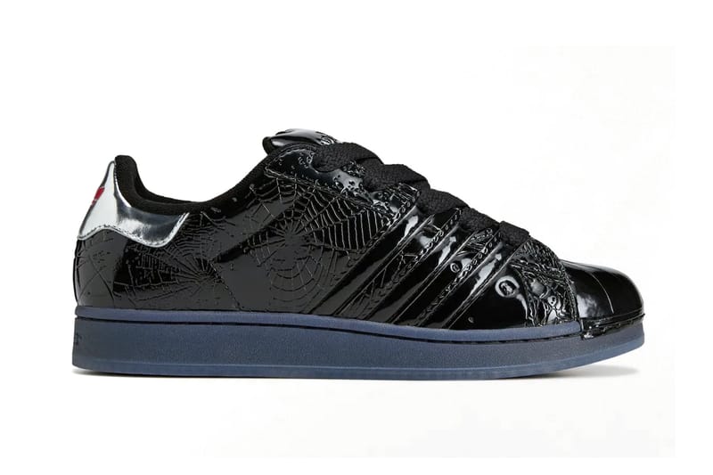 Young Thugs Sp5der-Label verpasst dem adidas Superstar ein hochglänzendes „Black“-Finish