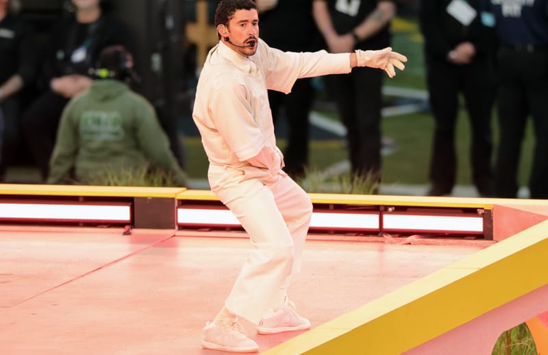 Bad Bunny zeigt unveröffentlichten adidas BadBo 1.0 „Resilience“ bei der Super-Bowl-Halbzeitshow