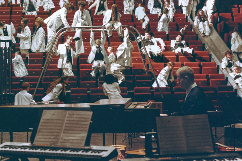 Maison Margiela holt Max Richter für SS26-Kampagnenfilm „Joy“ an Bord