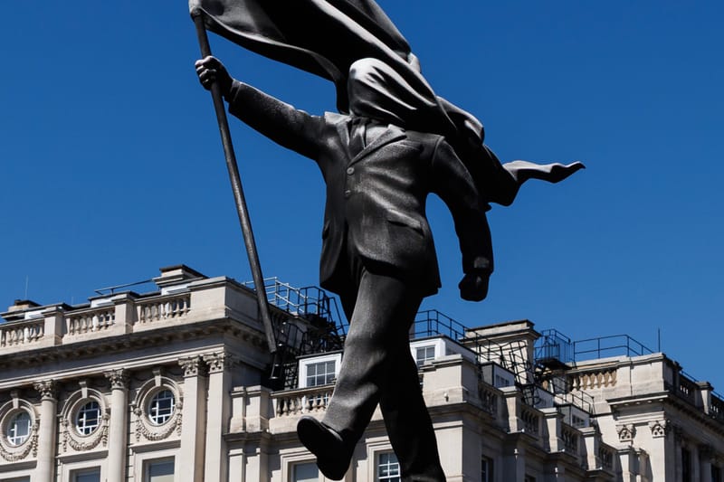 Banksys neue Skulptur reiht sich in Londons imperiale Ikonen ein