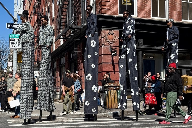 10-Fuß-Jeans von Denim Tears erobern die Straßen von NYC