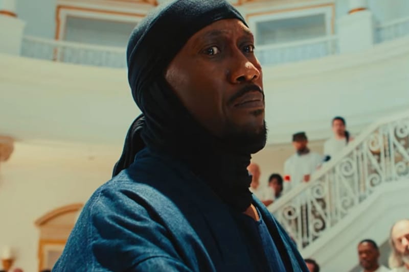 Mahershala Ali wird zum knallharten Actionhelden im Teaser-Trailer zu „Your Mother Your Mother Your Mother“
