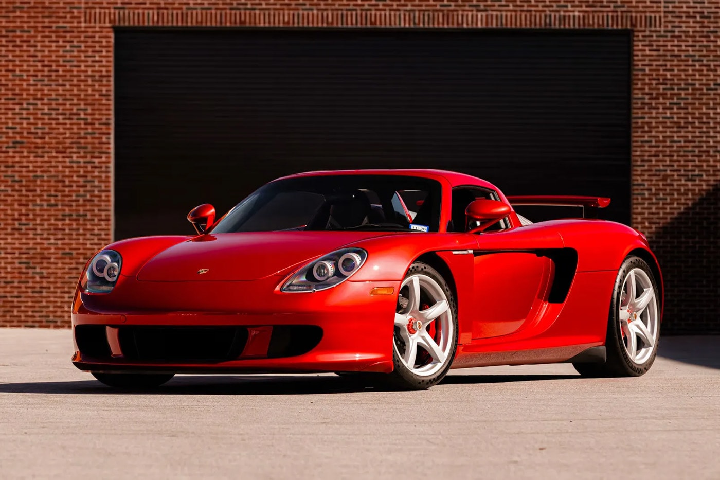 Seltener Porsche Carrera GT in Ferraris „Rosso Fuoco“ kommt unter den Hammer