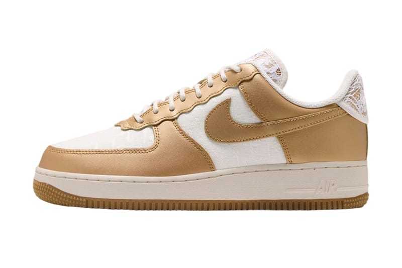 Der Nike Air Force 1 Low „Lace Metallic Gold“ tauscht Leder gegen Webstruktur und florale Spitze