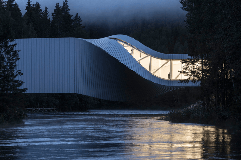 Halfway through, the wall suddenly turns into the ceiling! Norway’s The Twist twists a museum into a bridge