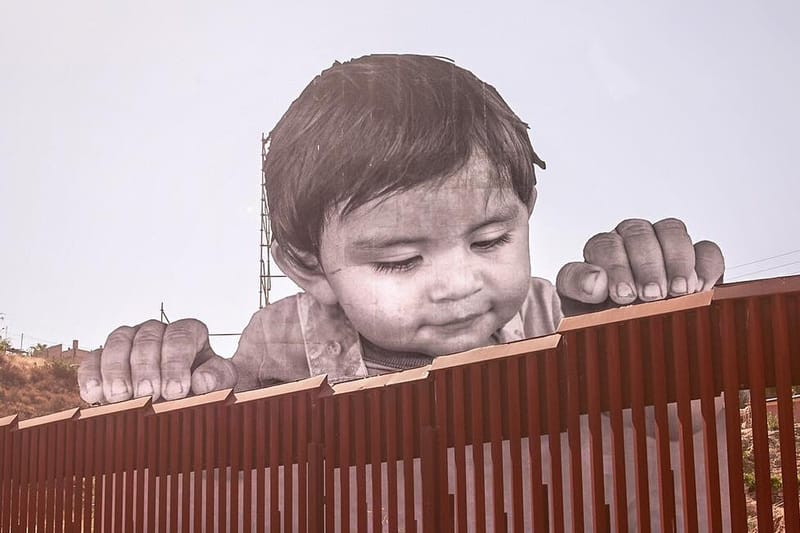 JR Affiche Le Visage D'un Enfant Sur La Frontière Des États-Unis Et Du Mexique