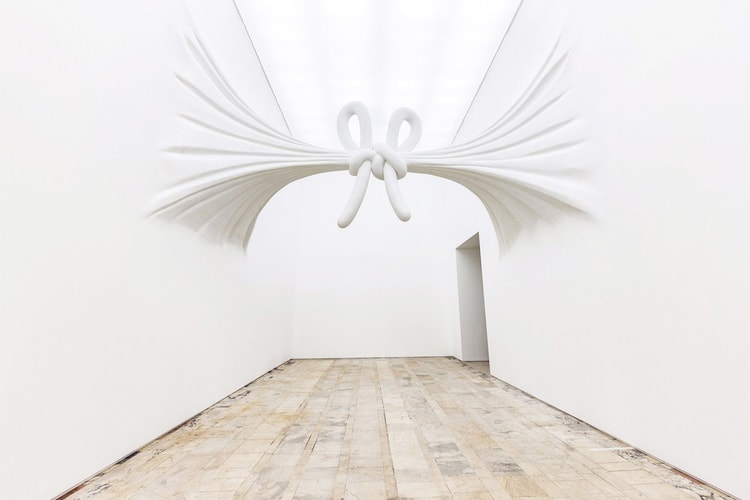 Daniel Arsham Présente L'Exposition "Moving Architecture" À Moscou