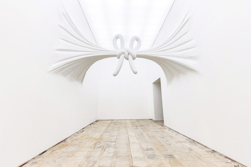 Moving architecture Daniel Arsham exposition biennale Russie