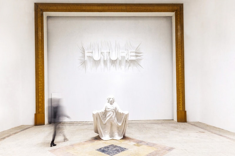Moving architecture Daniel Arsham exposition biennale Russie