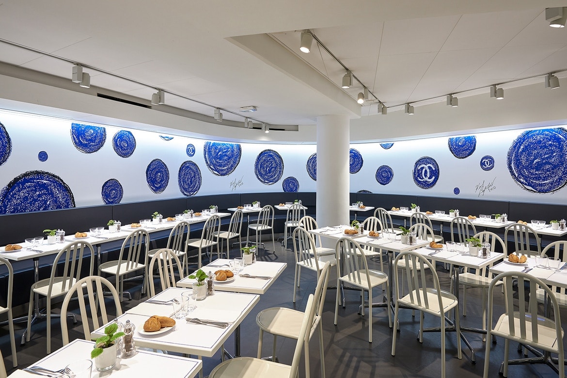 colette Chanel Vitrine Illuminée Karl Lagerfeld