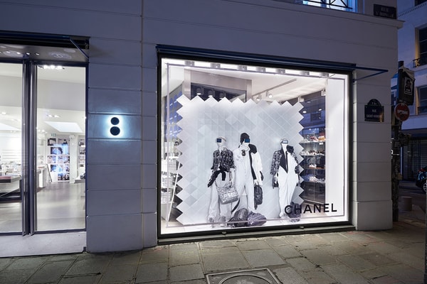 colette Chanel Vitrine Illuminée Karl Lagerfeld