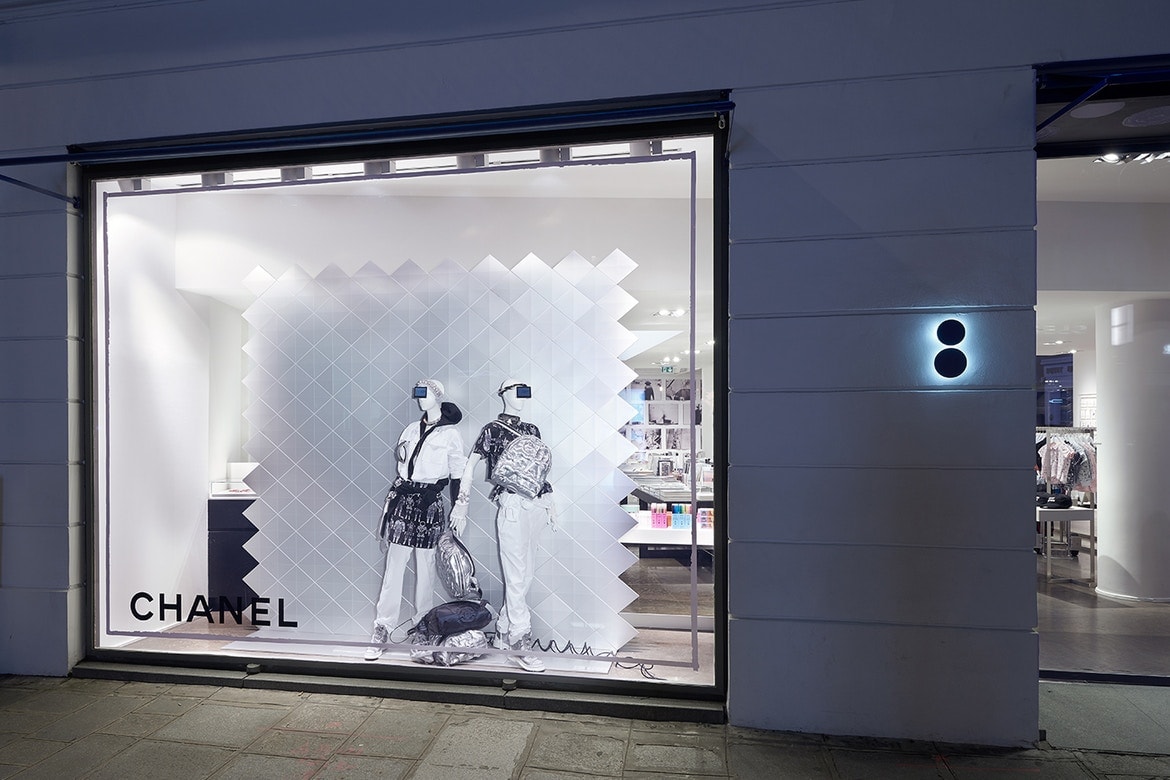 colette Chanel Vitrine Illuminée Karl Lagerfeld