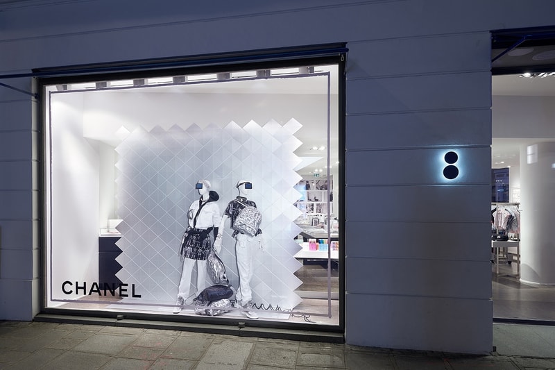 colette Chanel Vitrine Illuminée Karl Lagerfeld