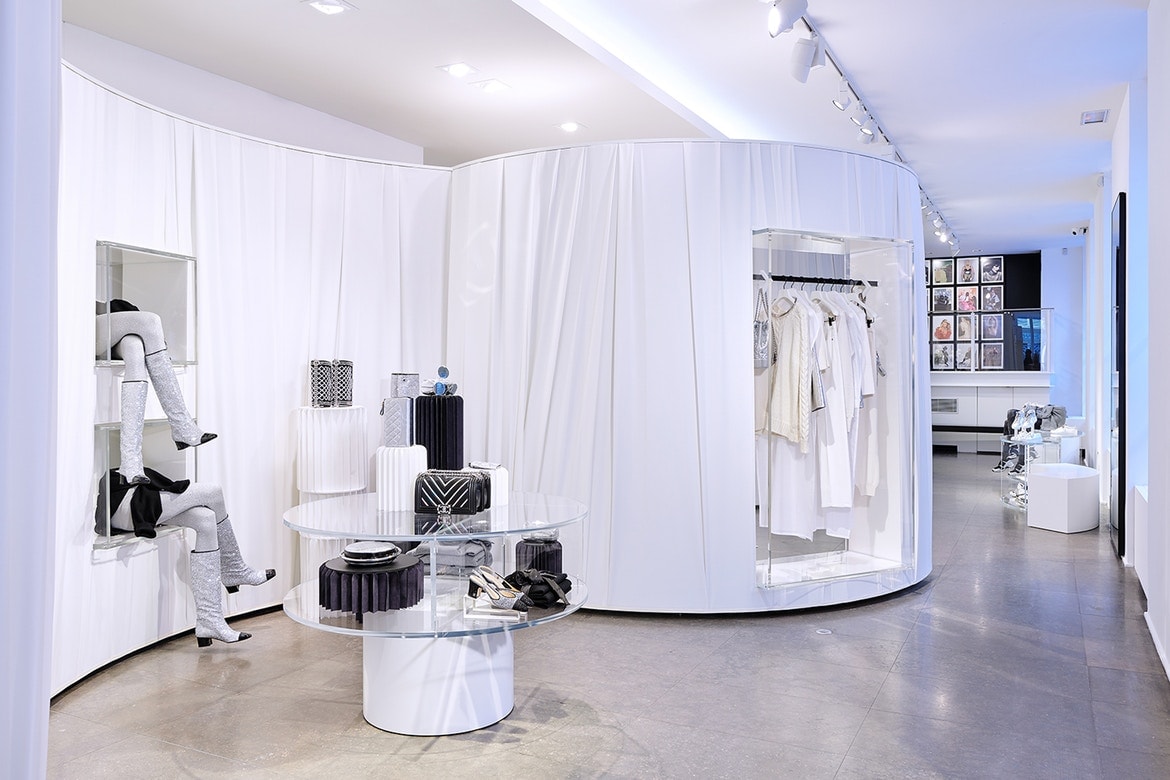 colette Chanel Vitrine Illuminée Karl Lagerfeld