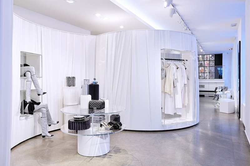 colette Chanel Vitrine Illuminée Karl Lagerfeld