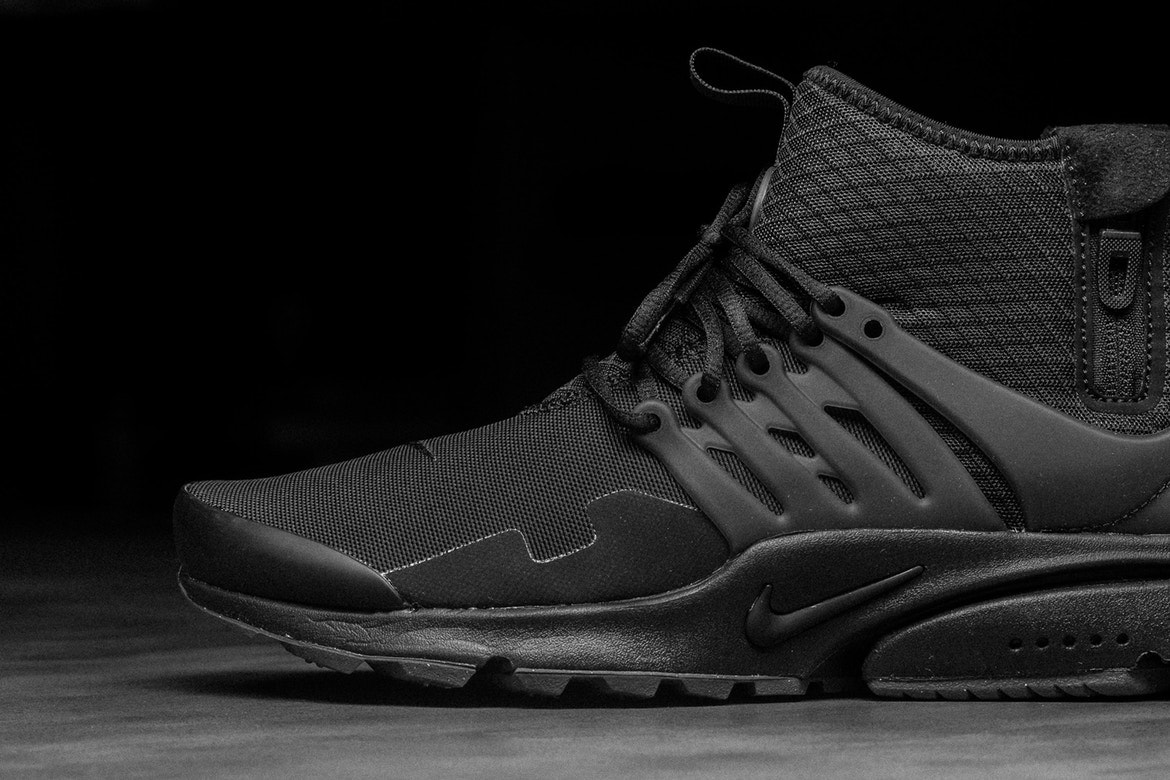 Nike Air Presto Mid Utility Triple Black Gros Plan Détails Sneaker Politics