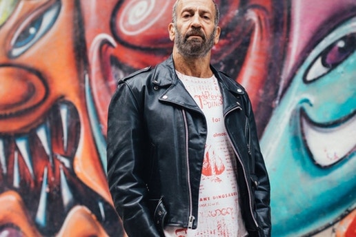 Kenny Scharf Transforme Le MoMA En Une Caverne Cosmique Psychédélique