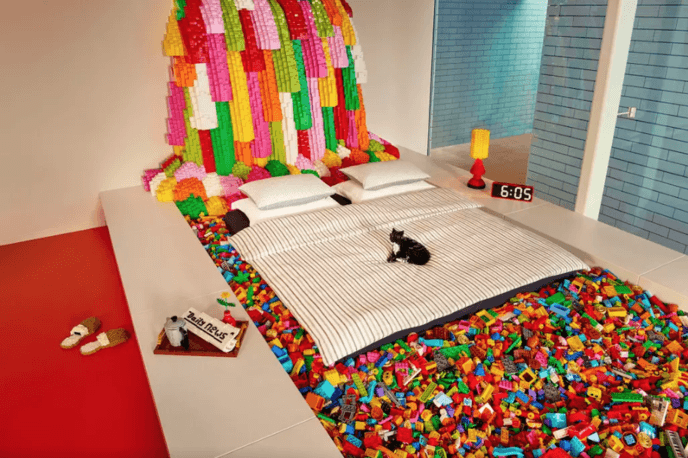 Airbnb LEGO Briques Multicolores