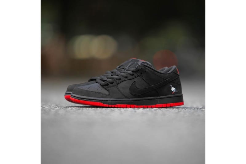 Gros Plan Sur La Nike SB Dunk Low "Black Pigeon" De Jeff Staple