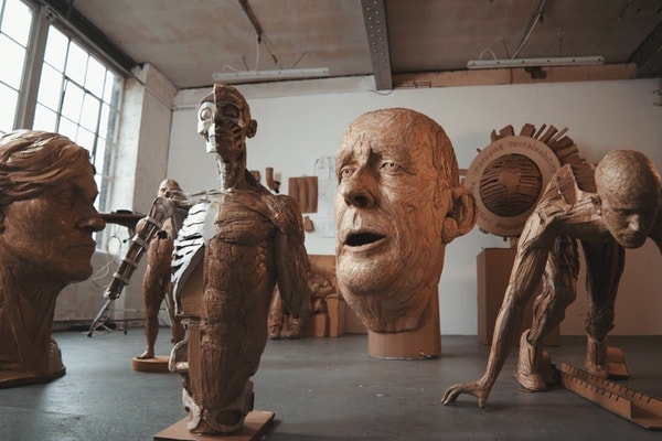 Regardez L'Artiste James Lake Créer Ses Sculptures En Carton