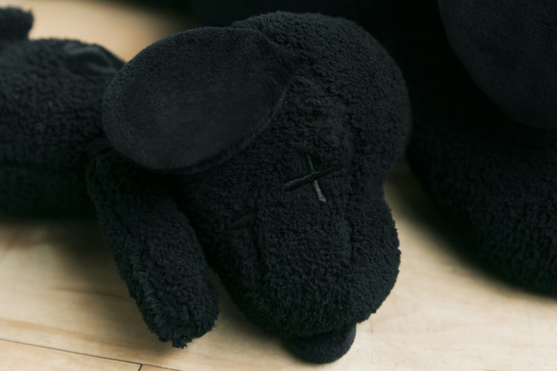 Collaboration KAWS x Uniqlo Ut Inspiration Snoopy Peanuts