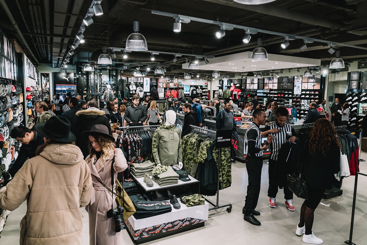 Magasin Foot Locker Paris Champs-Élysées Vitrine