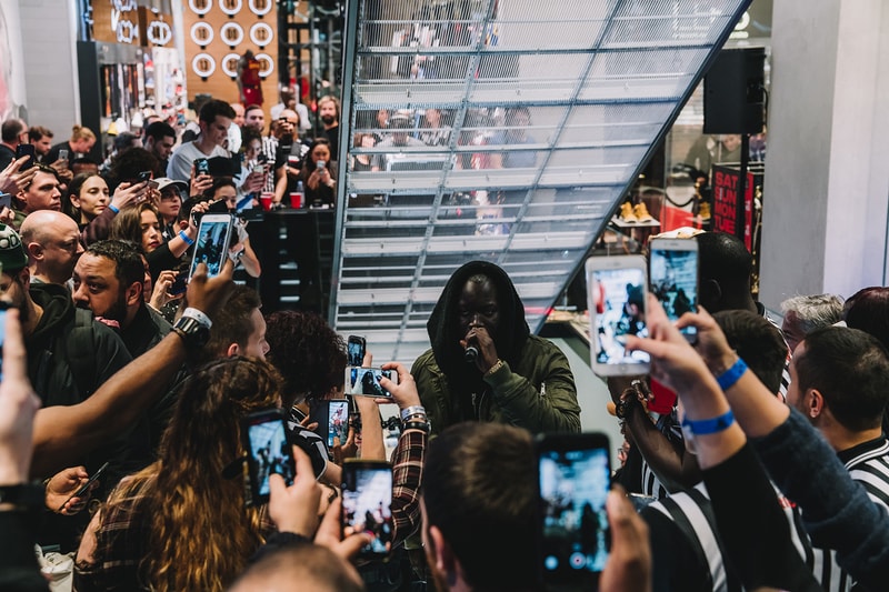 Magasin Foot Locker Paris Champs-Élysées Vitrine
