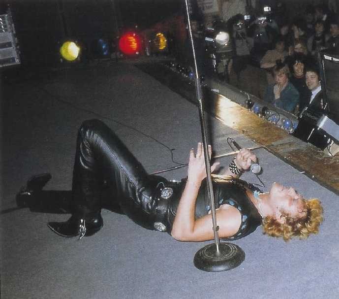 Rétrospective Stylistique Avec 51 Looks De Johnny Hallyday
