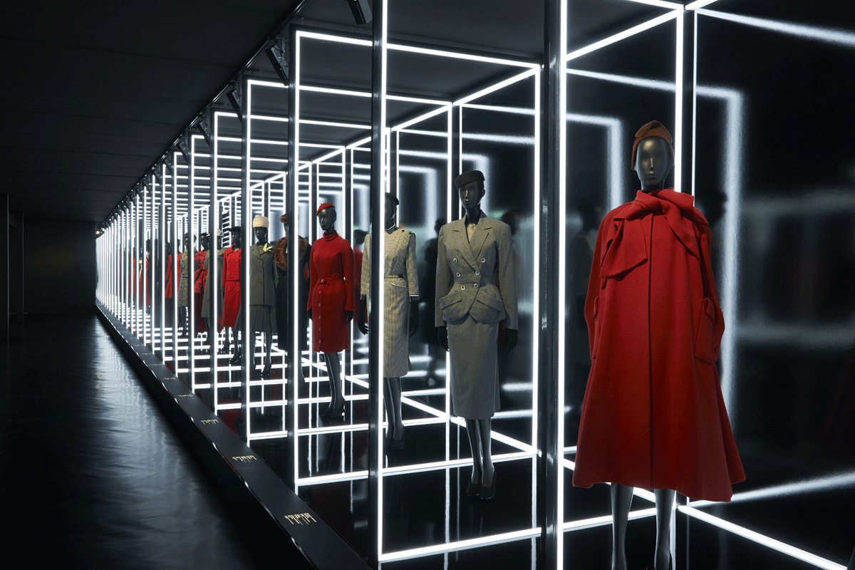 Galerie De L'Exposition "Christian Dior, Couturier Du Rêve", Silhouettes En Manteaux et Tailleurs