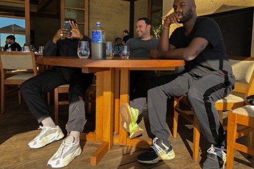 Kanye West Chaussé Une Nouvelle Fois Avec Une Paire De YEEZY Inédite