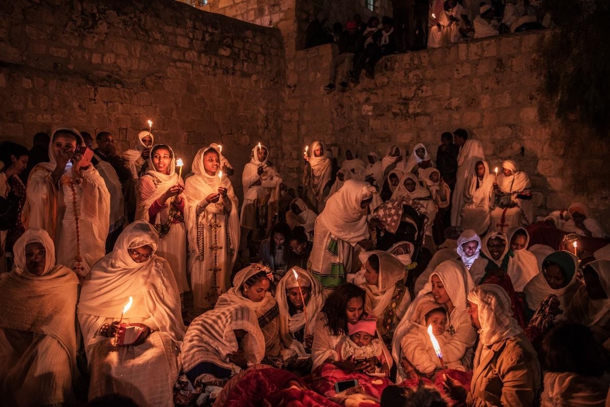 Photo National Geographic Alpiculteur Sur Une Échelle En Bambou