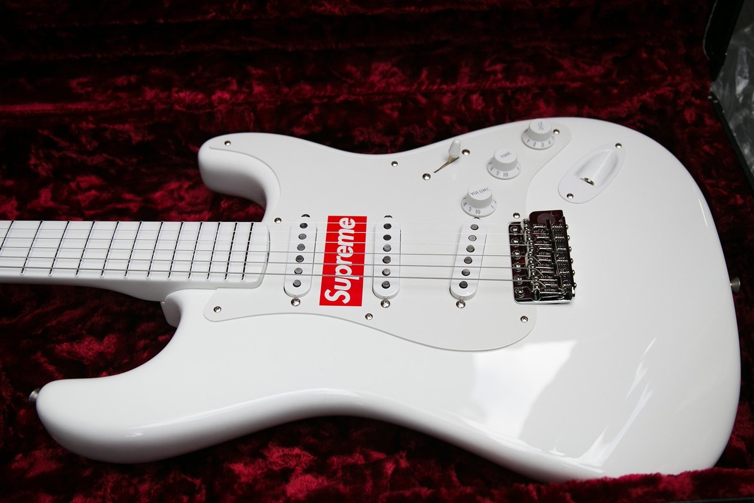 Guitare Supreme x Fender Blanche Logo Box Rouge