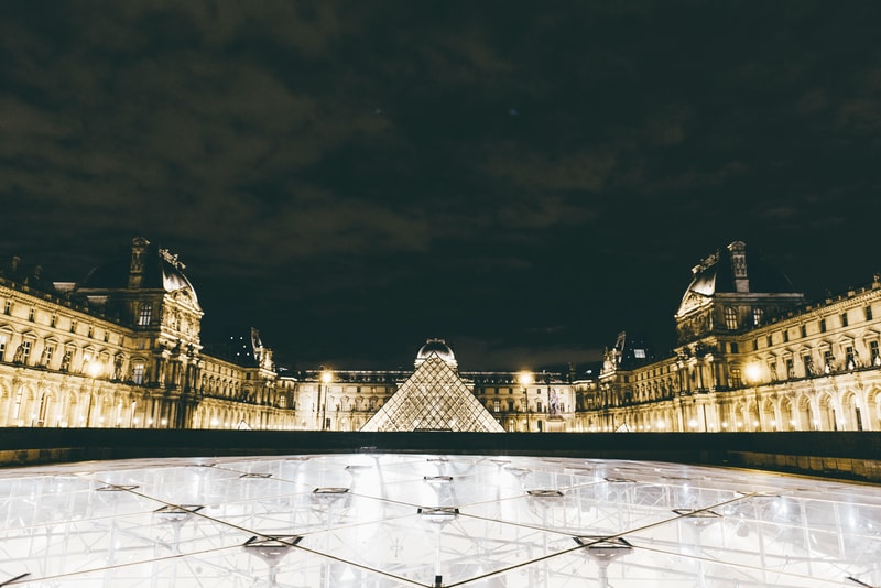 Pyramide Du Louvre Paris