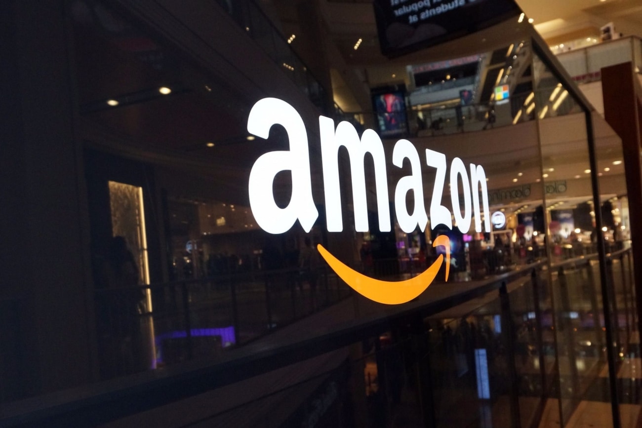 Logo Amazon Sur Fond Noir Vitré
