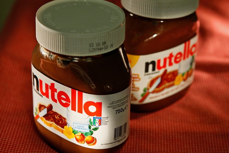 Photo D'Un Pot De Nutella Avec Une Tartine
