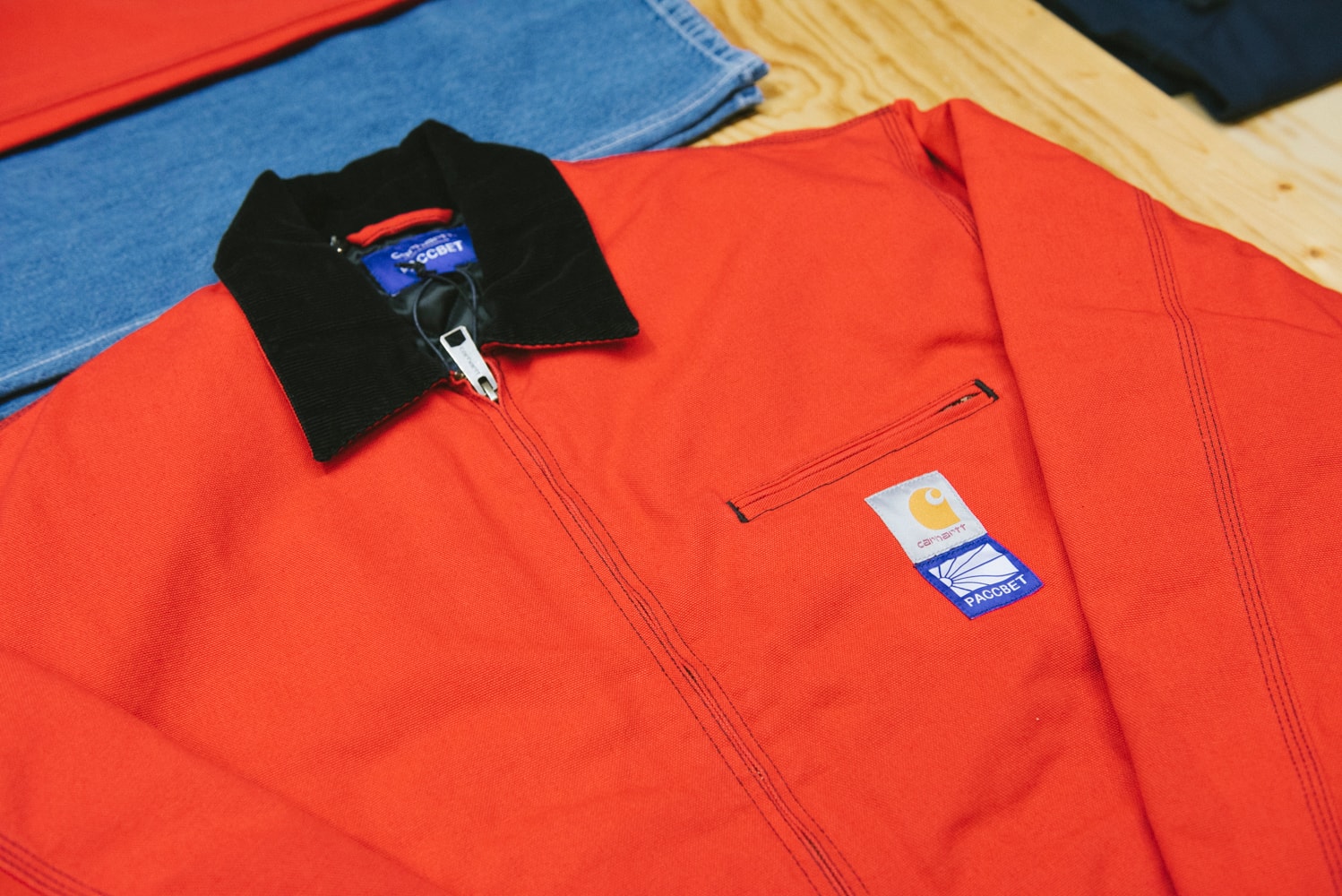 Lotta Volkova Sweat Bleu PACCBET & Carhartt