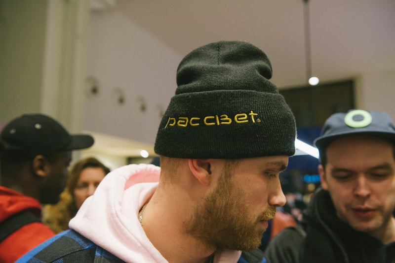 Lotta Volkova Sweat Bleu PACCBET & Carhartt