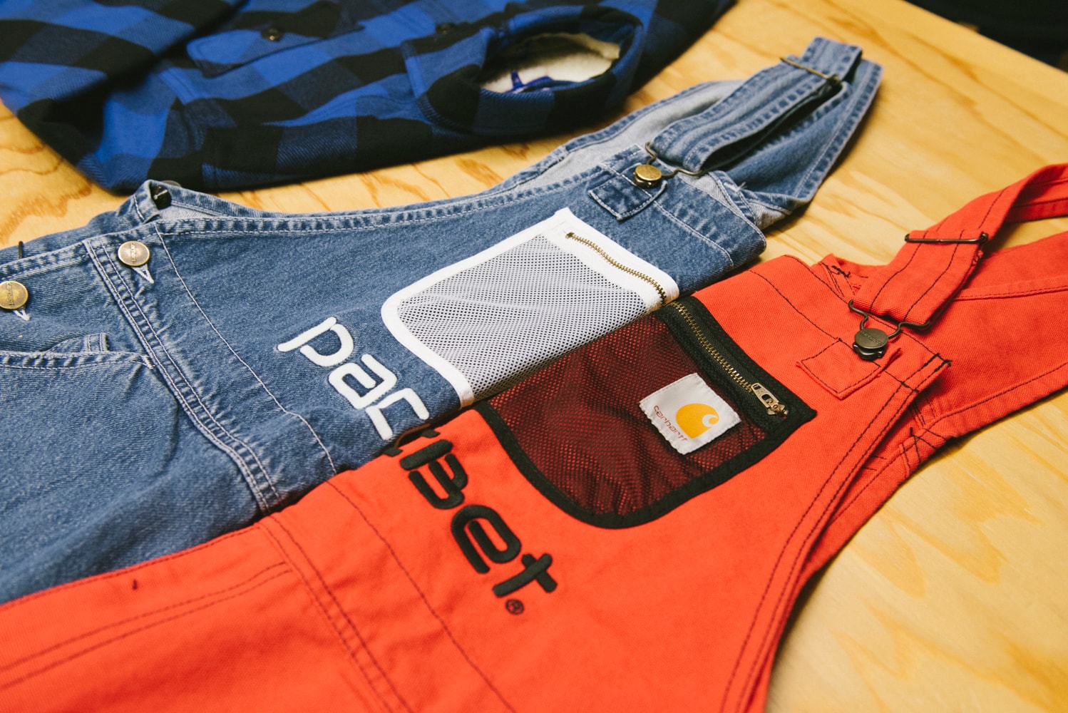 Lotta Volkova Sweat Bleu PACCBET & Carhartt