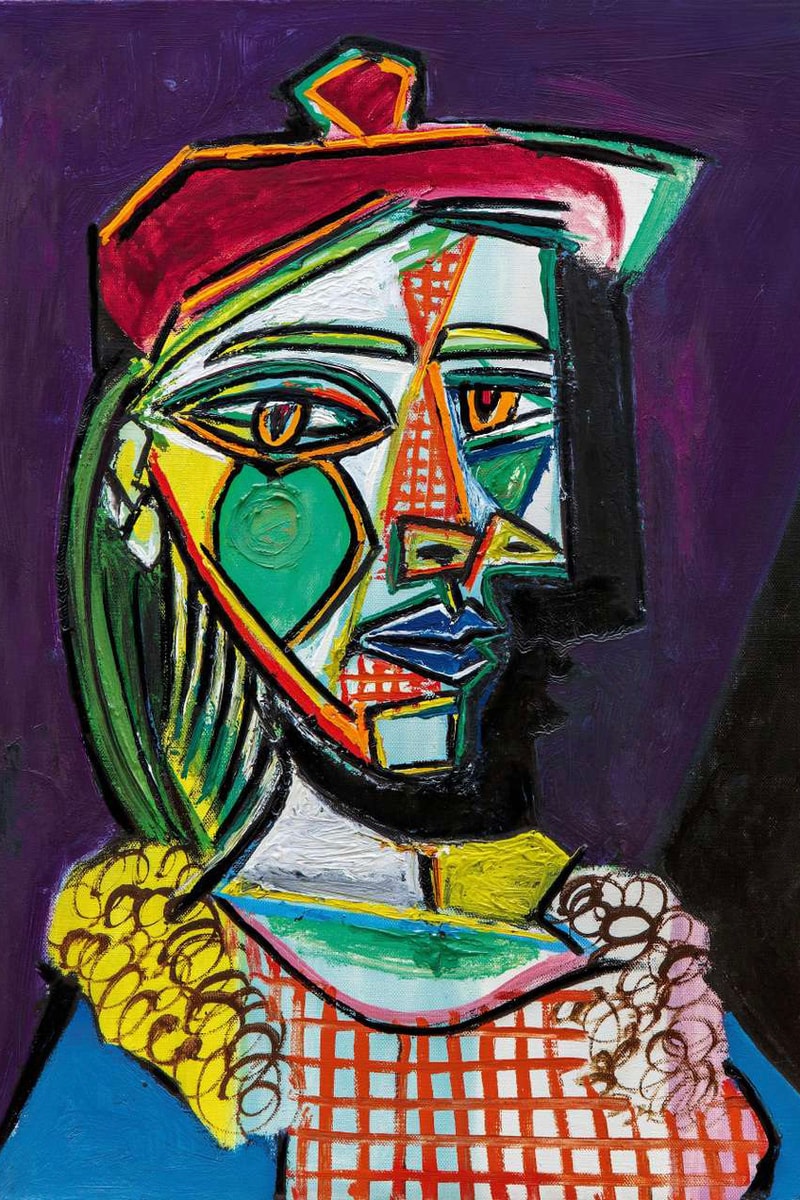 Femme au béret et à la robe quadrillée