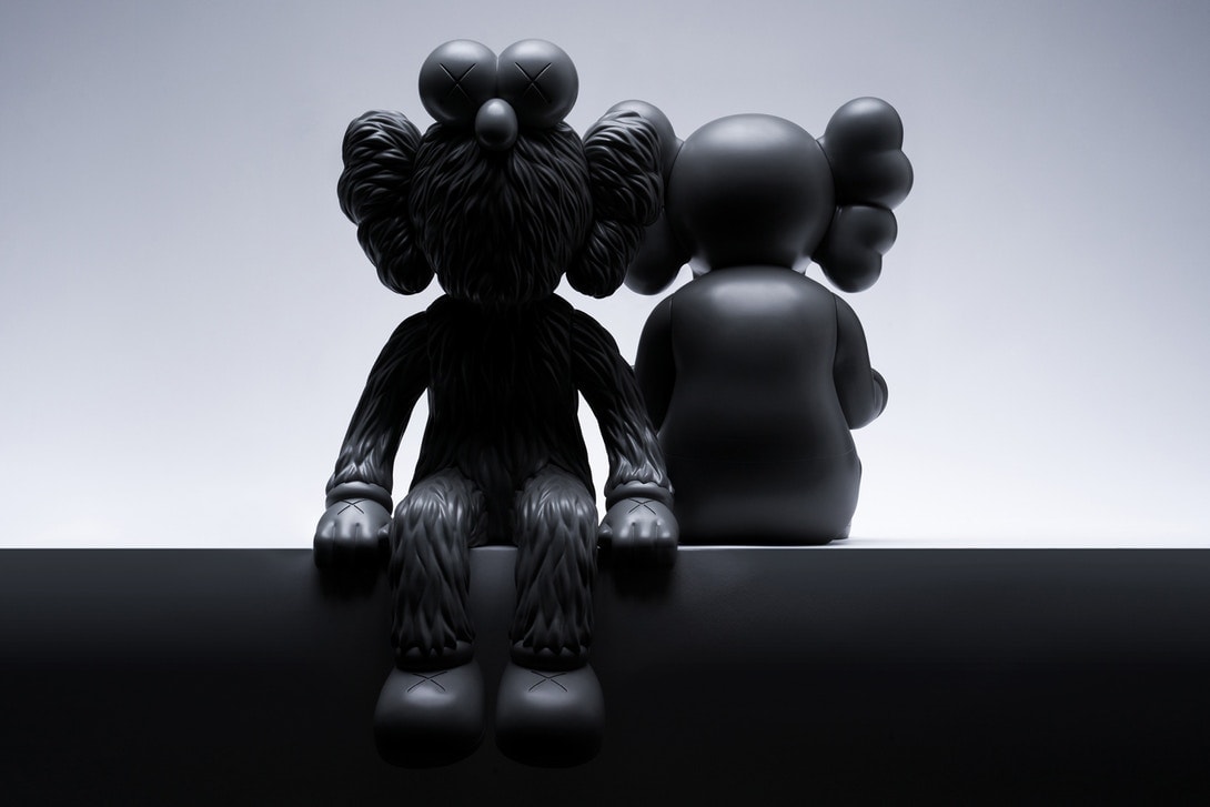 Sculpture Kaws noir gros plan